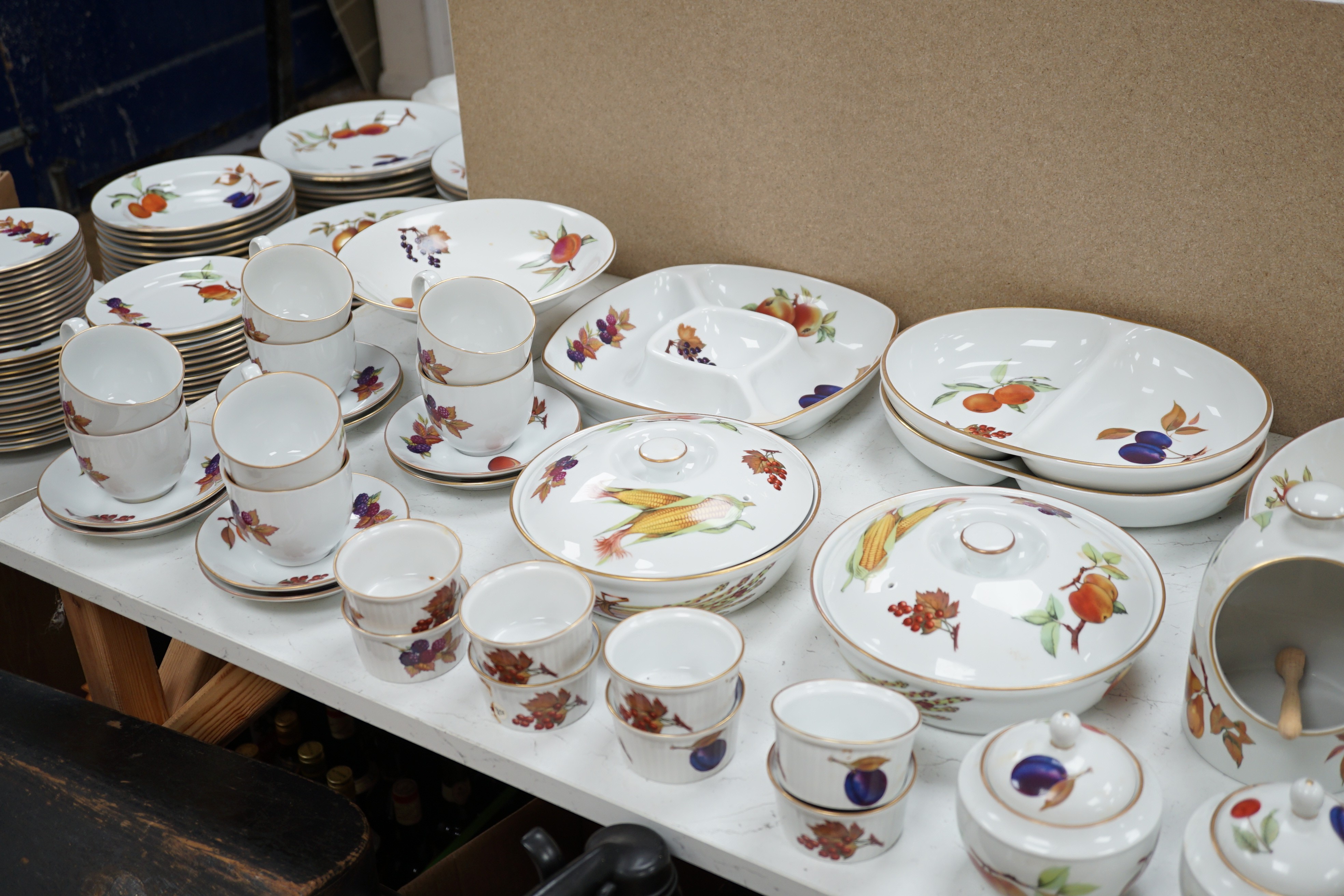 A Royal Worcester Evesham pattern part dinner service